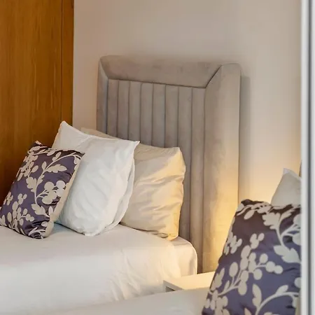 Modern Suburban Haven * Caniço