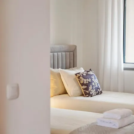 Modern Suburban Haven * Caniço