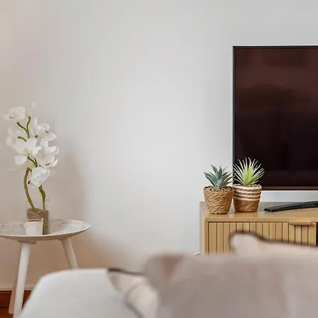 Διαμέρισμα Modern Suburban Haven