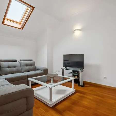 Modern Suburban Haven Διαμέρισμα *