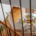 Modern Suburban Haven דירה קאניקו