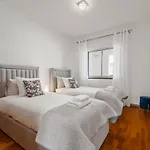 Modern Suburban Haven קאניקו