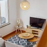 Modern Suburban Haven דירה קאניקו