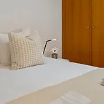 Modern Suburban Haven דירה *