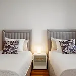 Modern Suburban Haven דירה *