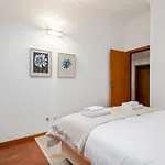 Modern Suburban Haven דירה *