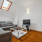 Modern Suburban Haven דירה *