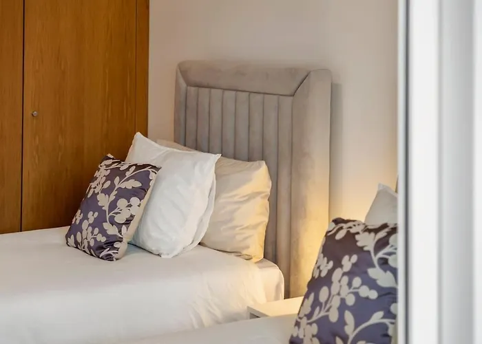 Modern Suburban Haven * Caniço