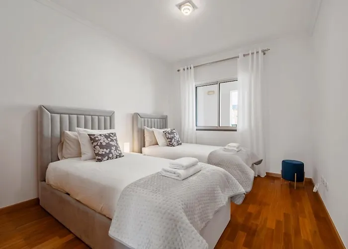 Modern Suburban Haven Caniço