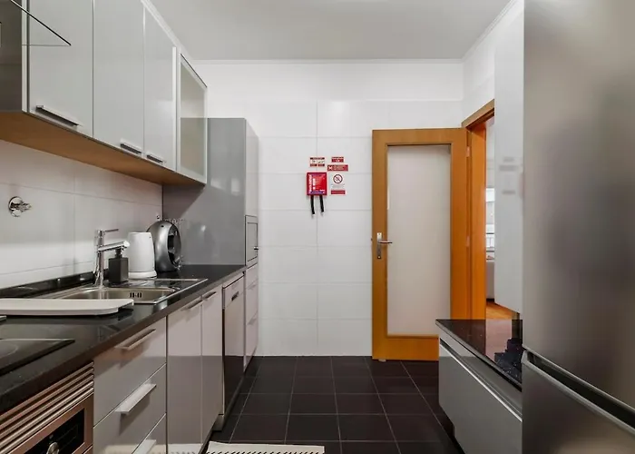 Modern Suburban Haven Caniço